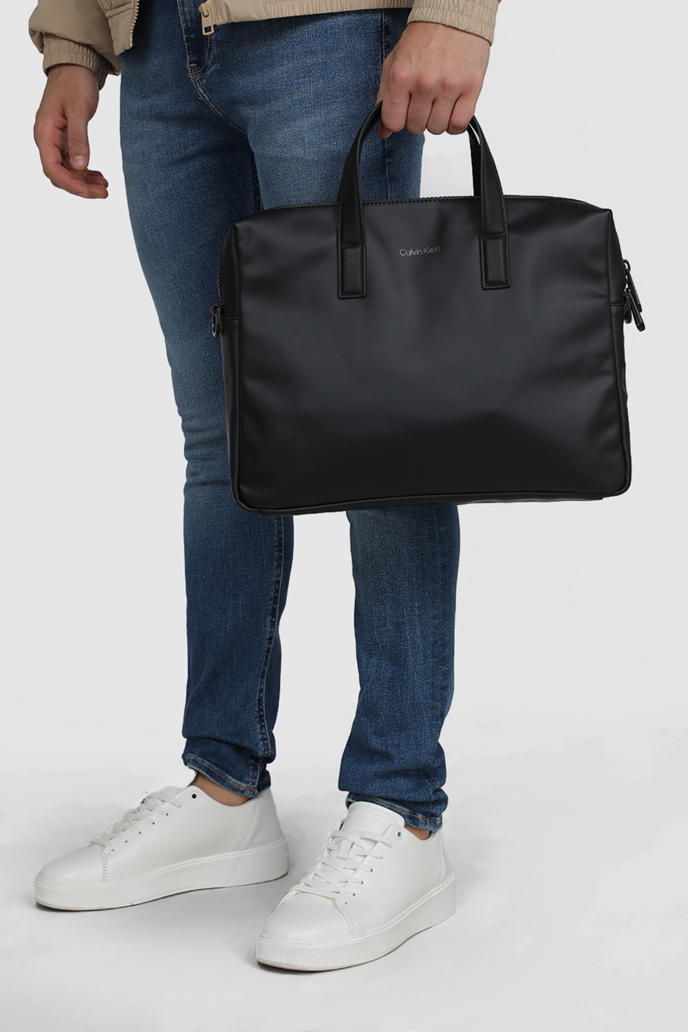 תמונת כל הלוק של תיק ללפטופ מעור טבעוני